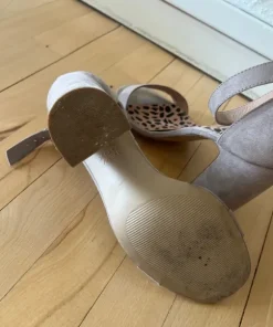 39 størrelse beige høje hæle sko