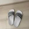 Adidaksen sandaalit