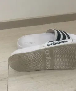 Adidaksen sandaalit