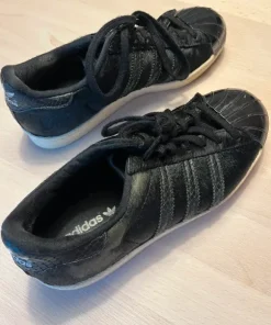Adidas original i sort ponyskind