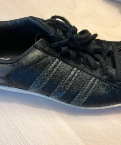 Adidas original i sort ponyskind