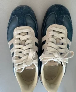 Adidas samba sneaks