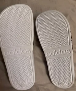 Adidas suihkusandaalit