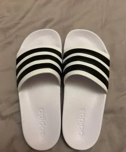 Adidas suihkusandaalit