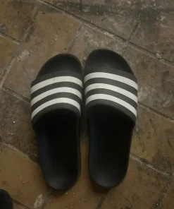 Adidas toffla (äkta)