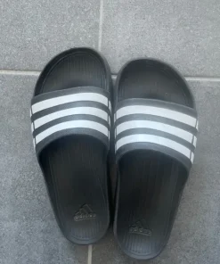Adidas tofflor
