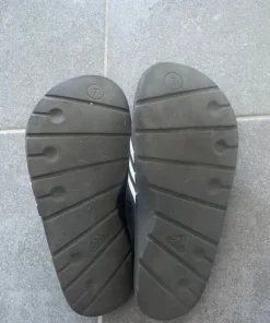 Adidas tofflor