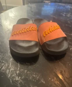 Adidas tofflor