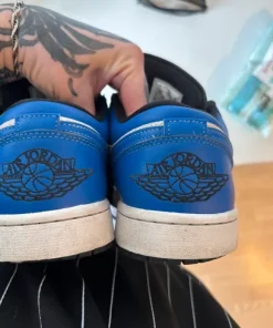 Air Jordan 1 Low Game Royal – Klassisk blåvit ikon i storlek US 9.5 / EU 43