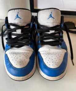 Air Jordan 1 Low Game Royal – Klassisk blåvit ikon i storlek US 9.5 / EU 43