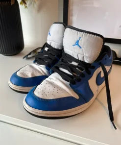 Air Jordan 1 Low Game Royal – Klassisk blåvit ikon i storlek US 9.5 / EU 43