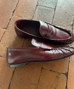 Alohas Bordeaux loafers.