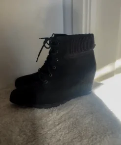 Ankelboots med kilklackar och snörning
