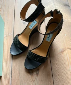 Apair sandal