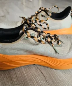 ASICS Novablast 4 – Rozmiar 43.5 (9.5 US, 27.5 cm)