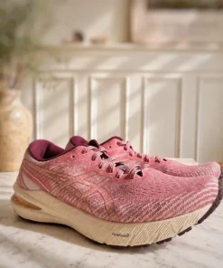 ASICS sneakers strl 39 märkt 40 (små i storleken)