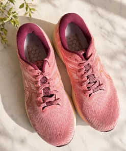 ASICS sneakers strl 39 märkt 40 (små i storleken)