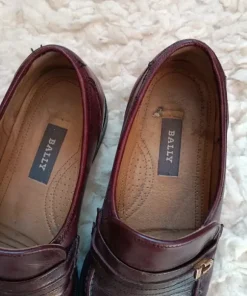 Bally vinröda loafers