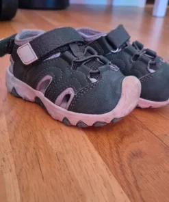 Barnsandaler storlek 24