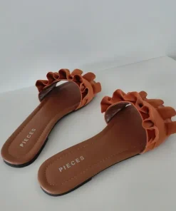 Beautiful PIECES slippers/sandals. 🤎