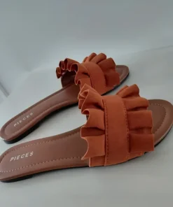 Beautiful PIECES slippers/sandals. 🤎