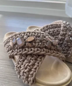 Beige inuiiki med stenar