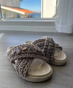 Beige inuiiki med stenar