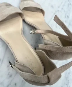 Beige klackskor