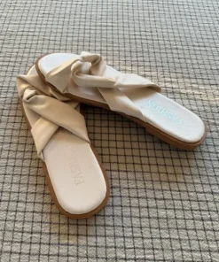Beige knutna sandaler