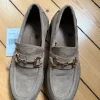 Beige loafers i ruskind med gulddetalje – nye med mærke