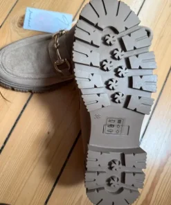 Beige loafers i ruskind med gulddetalje – nye med mærke
