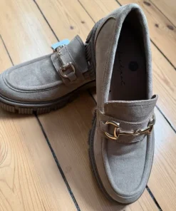 Beige loafers i ruskind med gulddetalje – nye med mærke