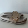 Beige sandaler med guldfärgat spänne