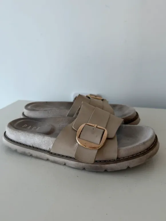 Beige sandaler med guldfärgat spänne