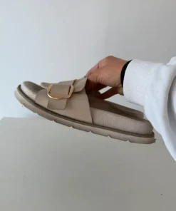 Beige sandaler med guldfärgat spänne
