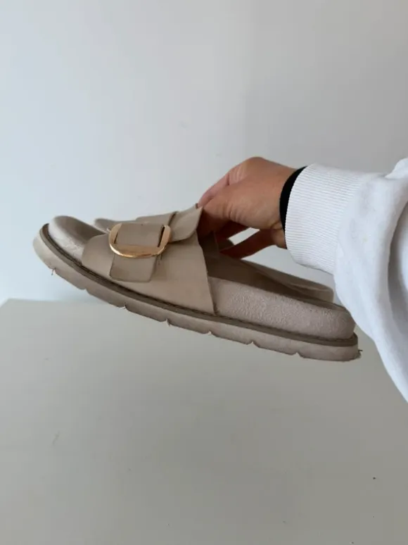 Beige sandaler med guldfärgat spänne