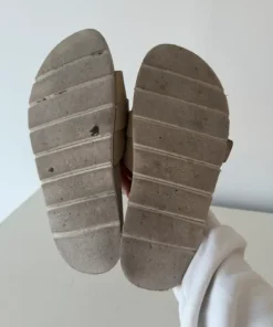 Beige sandaler med guldfärgat spänne