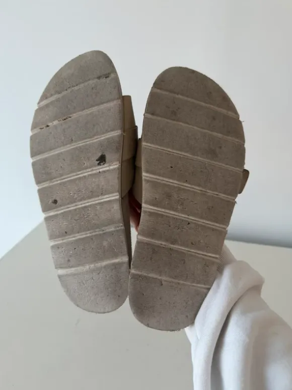 Beige sandaler med guldfärgat spänne