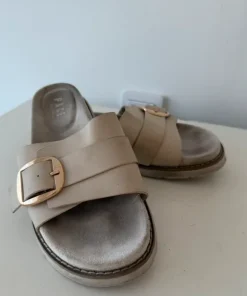 Beige sandaler med guldfärgat spänne