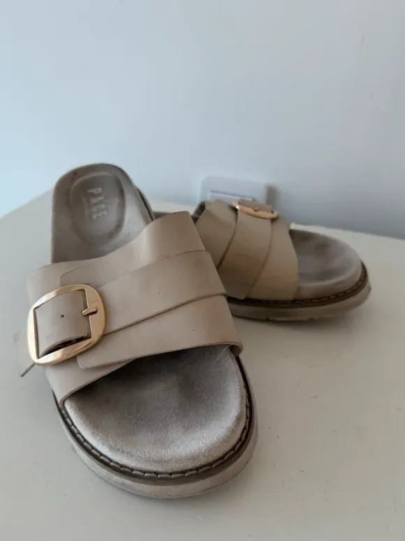 Beige sandaler med guldfärgat spänne