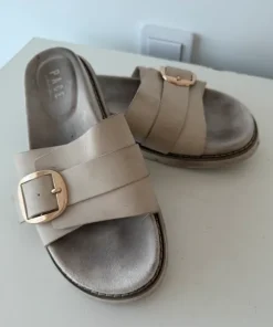 Beige sandaler med guldfärgat spänne