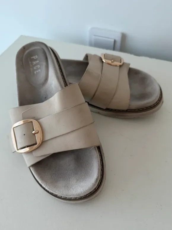 Beige sandaler med guldfärgat spänne
