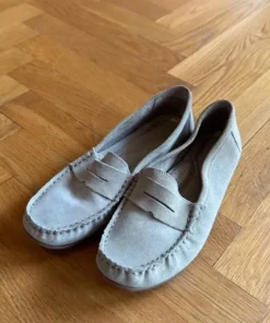 Beigea loafers