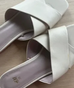 Beigea sandaler