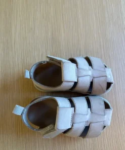 Beigea sandaler