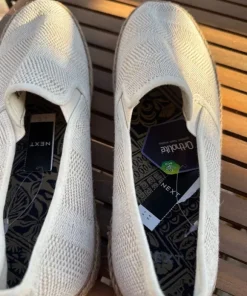 Beżowe espadryle NEXT • lekkie i stylowe