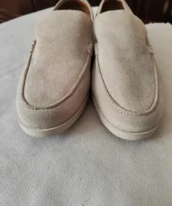 Beżowe loafersy / mokasyny zamszowe Gutteridge r. 43