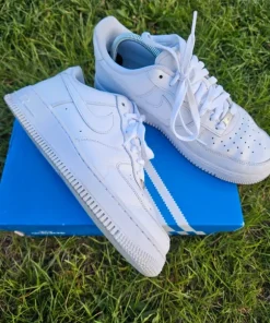 Białe sneakersy Nike Air Force Low '07 | Rozmiar 42