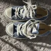 Blåa converse