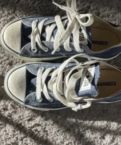 Blåa converse